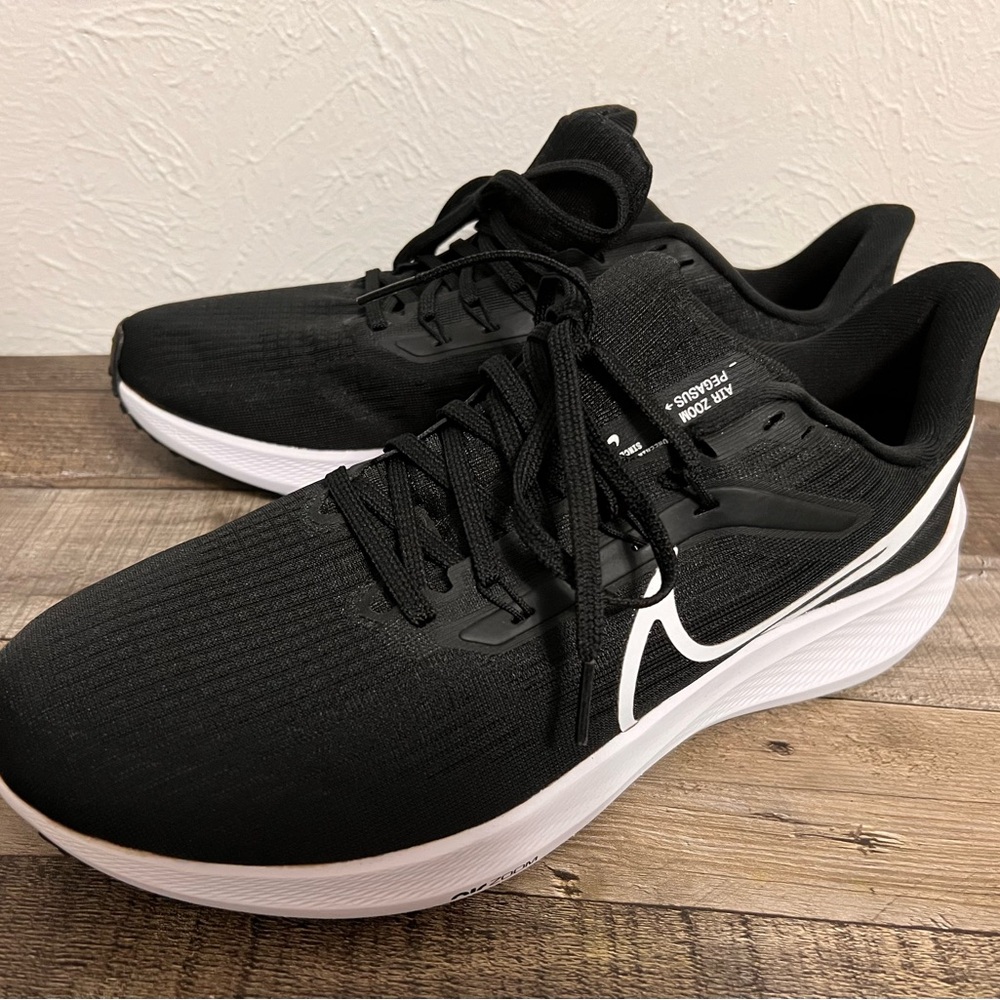 NWOT Nike Air Zoom Pegasus Black and White Running Shoes Men’s 10.5 Women’s 12